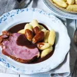 Uzené maso s povidlovou omáčkou a bramborovými šiškami