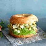 Bagel s kuřecím salátem