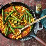 Bamia (dušená okra s rajčaty a kuřecím masem)