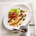 Bílý chřest s lososovým tatarákem a kaparovým máslem