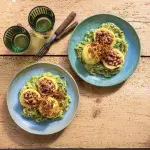 Bramborové knedlíky s uzeným masem a cuketovým zelím