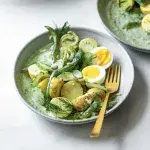 Bramborový salát s vejcem, okurkou a fazolkami