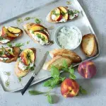 Bruschetta s marinovanými broskvemi