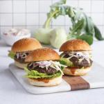 Burgery s kedlubnovým coleslawem