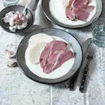 Česneková omáčka s uzeným masem