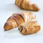 Máslové croissanty a čokoládové rolky