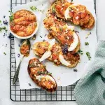 Crostini s ostrým meruňkovým čatní