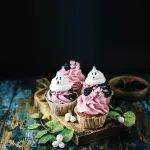 Cupcaky s ostružinami a pusinkovými ‚duchy‘