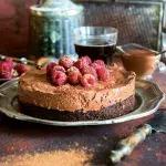 Dort z čokoládové pěny s malinami