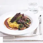 Dušená hovězí líčka na víně s bramborovou kaší