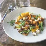 Dýňové gnocchi s lesními houbami, čerstvým kozím sýrem a rukolou