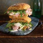Focaccia s pestem, mortadellou a burratou