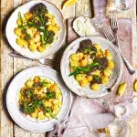 Gnocchi s česnekovou omáčkou a stonkovou brokolicí