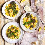 Gnocchi s česnekovou omáčkou a stonkovou brokolicí