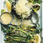 Grilovaná brokolice a chřest se sýrem