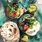 Grilovaná zelenina s kari máslem a chlebem nán