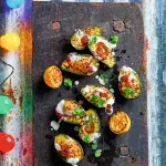 Grilované avokádo s pikantním hummusem a jogurtovou omáčkou s tahini