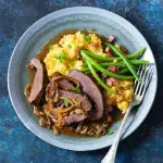 Hovězí hrudí na cibuli s fazolkami