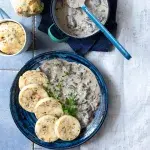 Hrníčkový knedlík ze zbylého knedlíku s houbovou omáčkou