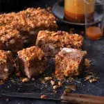 Bezlepkové hrnkové hruškové řezy s ořechovou drobenkou