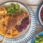 Husí stehna se zelím, kapustičkami, bramborovými plackami a škvarkovými knedlíčky