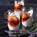 Jogurtová panna cotta s broskvemi