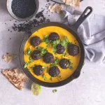 Koule z černé čočky v kari omáčce