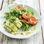 Kozí sýr v kabátku z cukety a salát s grilovanými meruňkami