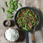 Křupavé hovězí s cukrovým hráškem