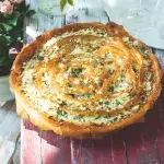 Křupavý koláč z filo těsta s fetou a bylinkami