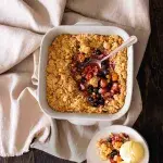 Krambl s rebarborou, jahodami a borůvkami