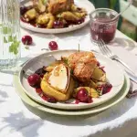 Krůtí balíčky s pečenými bramborami a omáčkou z třešní
