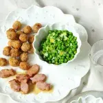 Kuličky z vinné klobásy, medová šunka a máslový hrášek