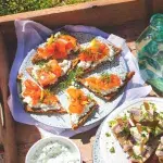 Losos a tzatziki na žitném chlebu Losos a tzatziki na žitném chlebu