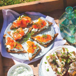 Losos a tzatziki na žitném chlebu