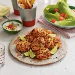 Lososové karbanátky s dipem s rajčaty a paprikou