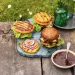 Lososový burger s grilovaným ananasem