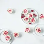 Mini cheesecaky s bílou čokoládou a malinami