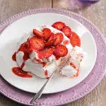 Minipavlova s jahodovou šlehačkou