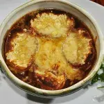 Lahůdková cibulová polévka