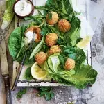 Mrkvový falafel se salátem a jogurtovým dipem