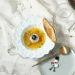 Jemný rybí tatarák s křupavou bagetou, zalitý polévkou