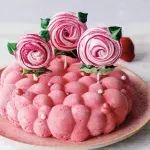 Obláčkový dort z jahodové pěny s pusinkovými lízátky ve tvaru růží