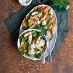 Okurkovo-bramborový salát s kuřecím řízkem z trouby