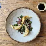 Napařované knedlíčky plněné tuňákovou směsí na asijský způsob s omáčkou