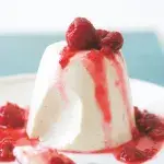 Vanilková panna cotta s malinovou omáčkou