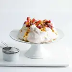 Základní pavlova s mučenkou a jahodami