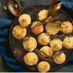 Pečená cibule s parmazánovou krustou