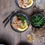 Pečené telecí s pestrou nádivkou, kaší a fazolkami