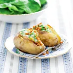 Pečené nové brambory s brynzou, cibulkou a uzeným špekem